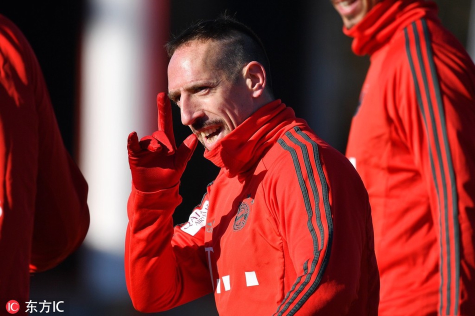 训练结束后，罗本和里贝里并肩走向场边，两人边走边聊，里贝里甚至模仿起罗本的招牌带球动作，场面十分温馨有趣。