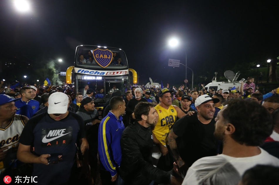 漫天的烟花在夜空中绽放，将蓝黄色的烟雾染遍了送行的人群。人们跳跃着，欢呼着，手中的旗帜在烟火映照下猎猎作响。这一刻，离别的愁绪被狂热的激情取代，布宜诺斯艾利斯的街头化身为一片节日的海洋。