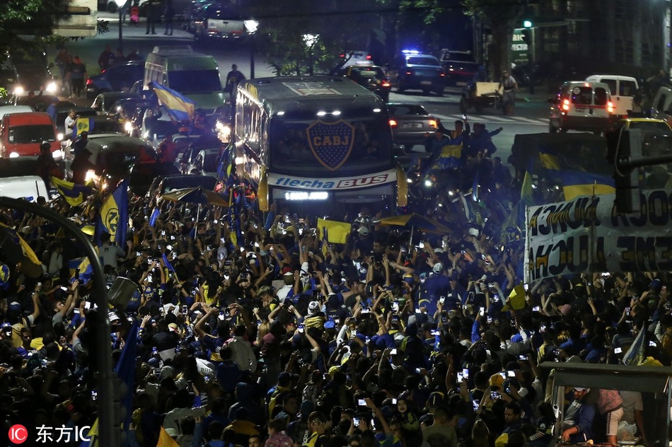 年迈的老球迷眼含热泪，布满皱纹的双手紧紧攥着球队的围巾，放在胸前。他的目光越过缓慢前行的大巴，望向远方，口中喃喃自语，像是在为远行的孩子们祈祷，又像是在回忆自己与这支球队走过的漫长岁月。