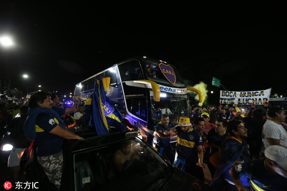 最后回眸，球队大巴在警车的簇拥下缓缓消失在街道尽头。送行的人群依然没有散去，他们挥舞着手中残留的旗帜，目送着英雄们远去。喧嚣过后，留下的是一地狼藉和一颗颗依然滚烫的心，期待着从马德里传来的好消息。