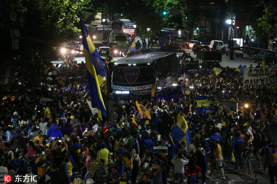 夜色如墨，博卡青年的球队大巴犹如一艘航行在蓝黄色海洋中的巨轮，缓缓驶出。簇拥在周围的球迷们高举着围巾和旗帜，用尽全身力气呐喊，仿佛要将自己的力量传递给即将出征的勇士。