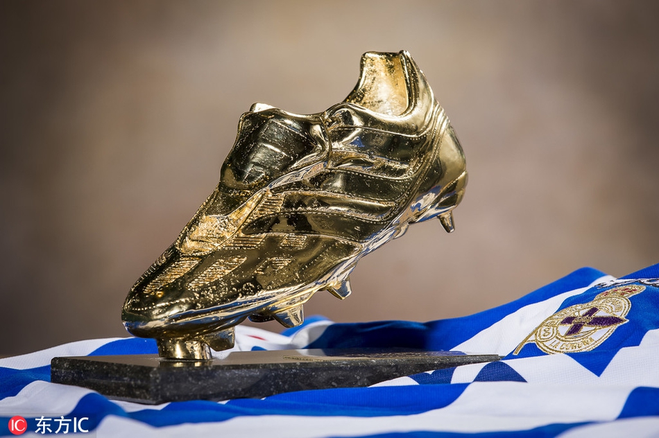 马凯双手指向自己身上的拉科鲁尼亚球衣，仿佛在向世界宣告：这里是成就我欧洲金靴梦想的圣地。