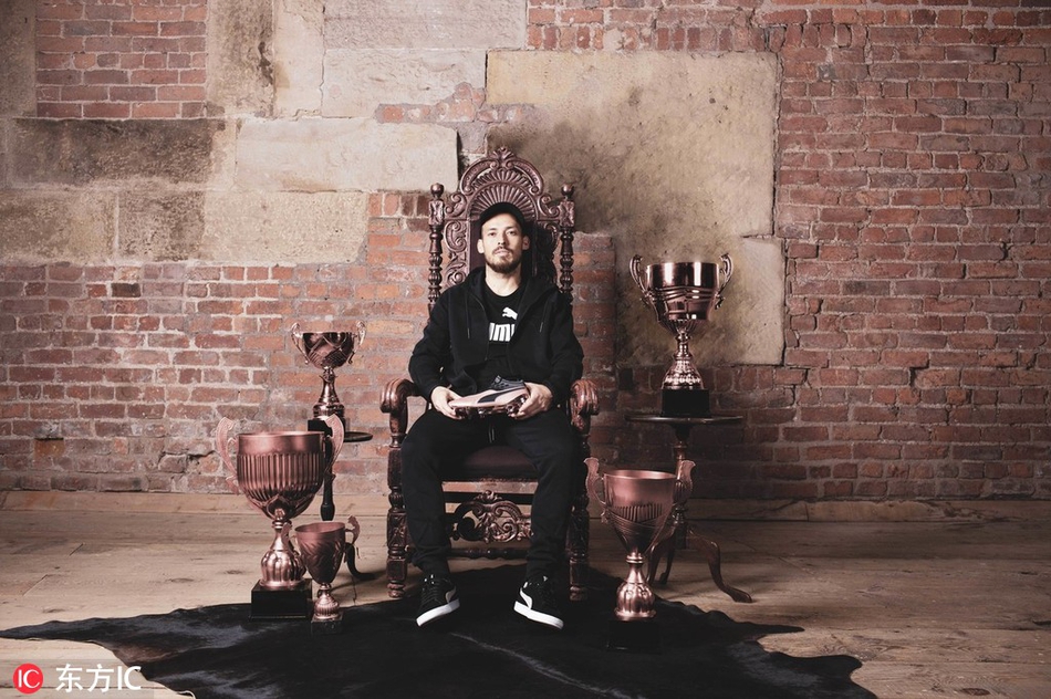 大卫·席尔瓦在活动中的特写镜头，他面带标志性的温和微笑，眼神清澈，仿佛在凝视着远方的伊蒂哈德球场。