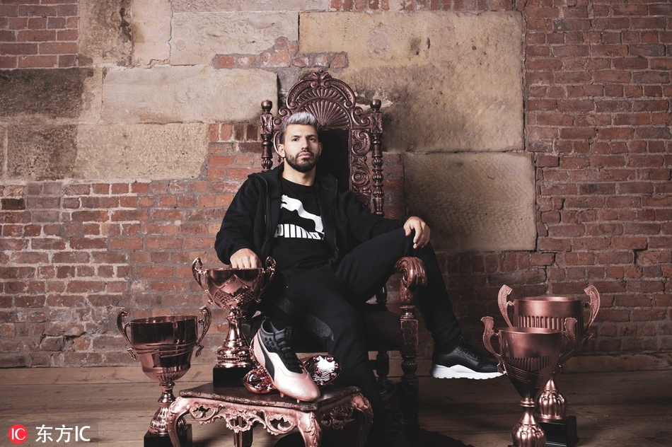 孔帕尼、阿圭罗和席尔瓦三人并肩站立拍摄合影，孔帕尼居中，神态威严，尽显队长风范。