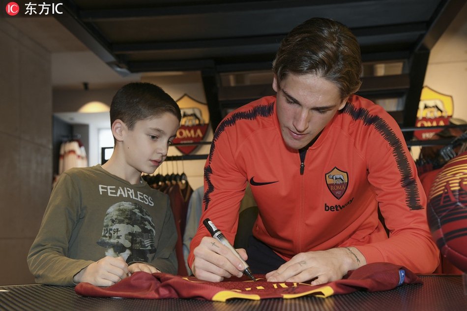 见面会尾声，扎尼奥洛与粉丝并肩而立，笑容青涩，那是属于2019年的罗马暖阳与少年心事