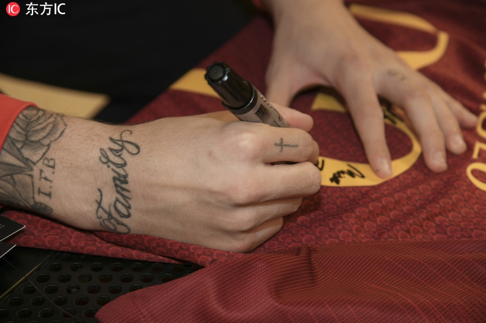 扎尼奥洛低头为小球迷签名，专注的神情背后，是彼时还未被伤病和争议侵蚀的纯粹少年感