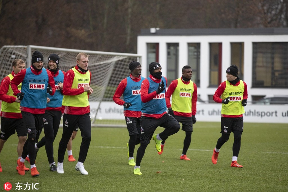 训练间隙，莫德斯特独自坐在场边的替补席上，神情若有所思，阳光在他身后投下长长的影子，映衬出他此刻无法上场比赛的孤独与落寞。