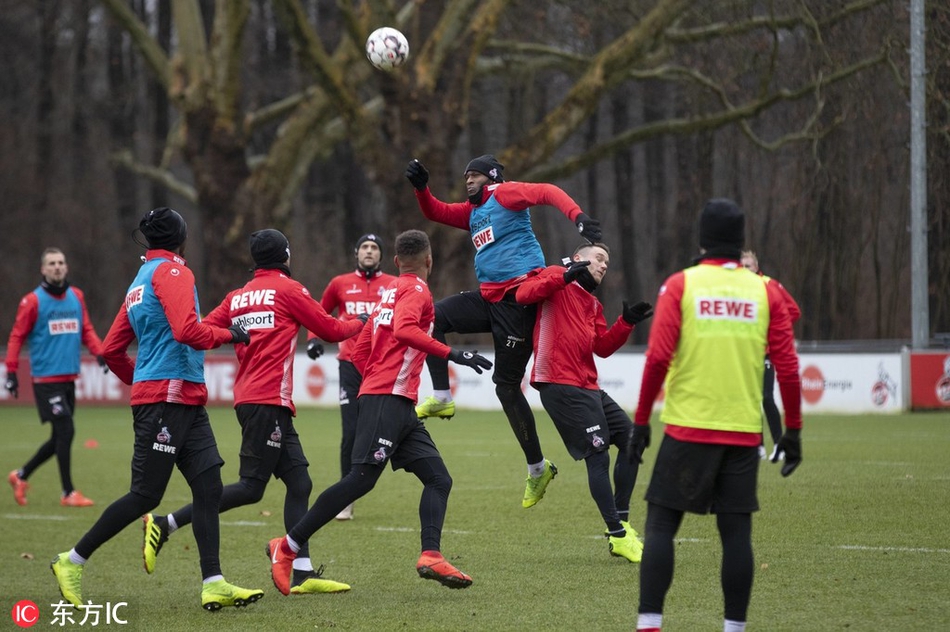 在训练对抗赛中，莫德斯特高高跃起争顶头球，身体的每一块肌肉都绷得紧紧的，展现出他作为一名强力中锋的顶级身体素质和对胜利的渴望。