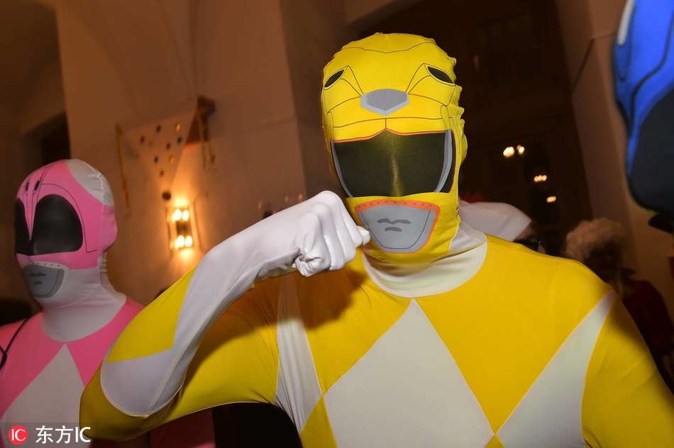 活动尾声，全体扮演者与美因茨队旗合影，夕阳余晖下笑容灿烂，诠释球迷文化的包容与创意。