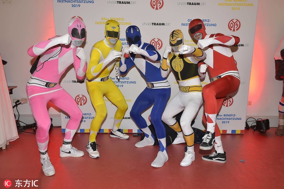 孩子们头戴恐龙帽子，手抱问号箱，模仿超级玛丽顶蘑菇，童趣十足。