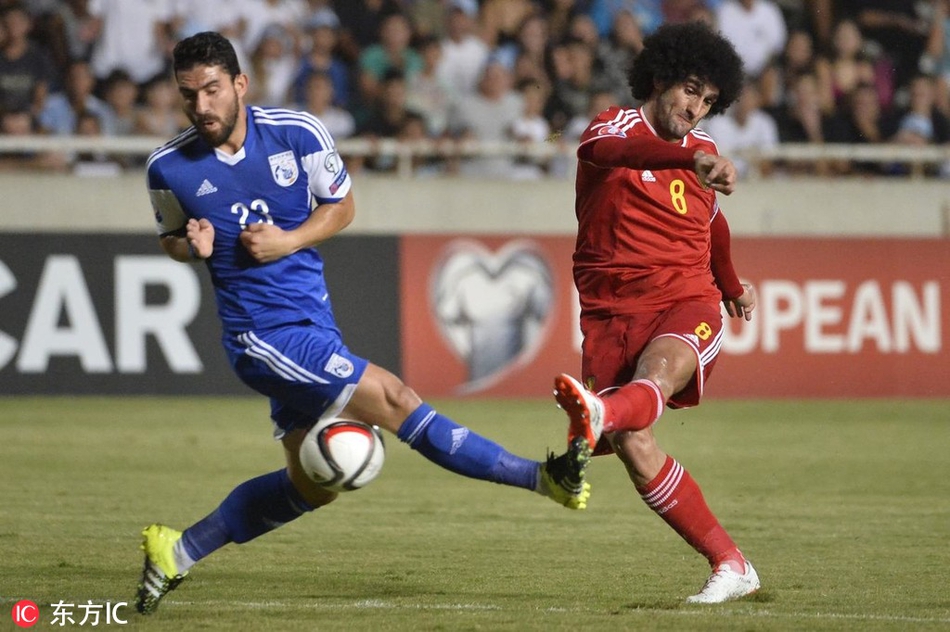 进球后的费莱尼张开双臂忘情奔跑，标志性的蓬蓬头在风中飞舞，队友们蜂拥而上将他围住，每个人的脸上都洋溢着孩子般的纯粹喜悦