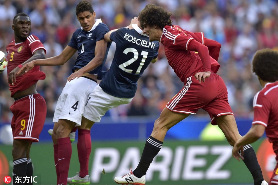 费莱尼与比利时黄金一代队友们并肩站在球员通道内，眼神坚毅，准备出场，他高大的身材在队列中格外醒目，身旁是孔帕尼、维尔通亨等一众老友