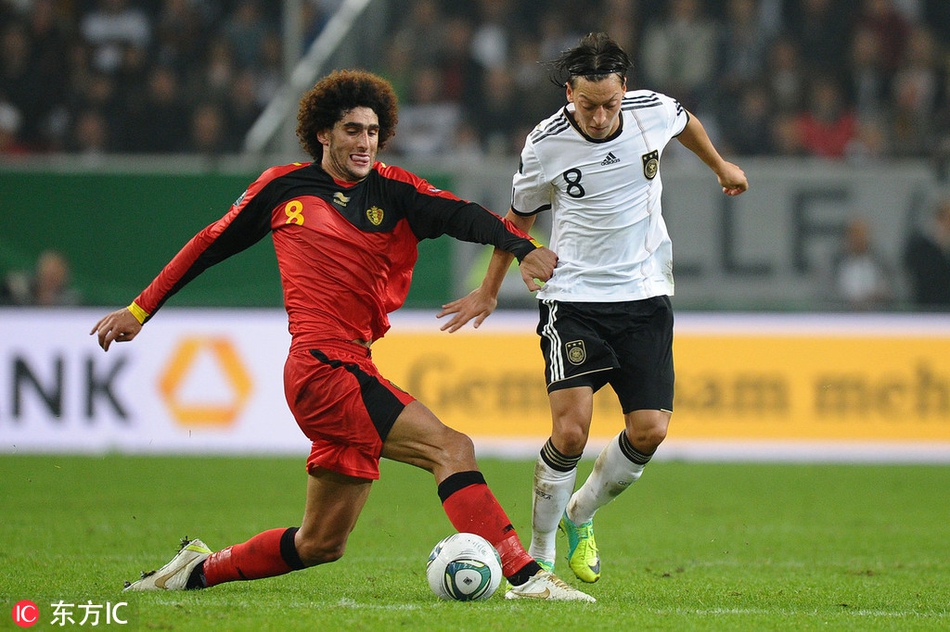 费莱尼在对方禁区内如泰山压顶，高高跃起，一头将球砸进网窝，对方门将只能望球兴叹，背景是山呼海啸的球场看台