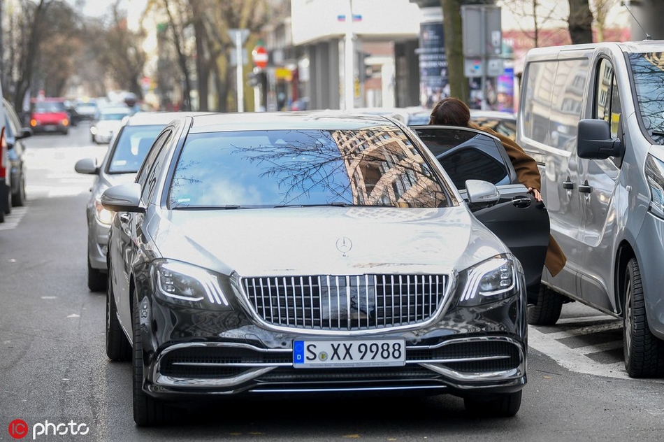 在另一张街拍照中，安娜转身回眸，一头柔顺的金发在阳光下闪耀。她身着简约的米色套装，干练而不失优雅，身后的华沙地标建筑在虚化的背景中仿佛也在为这位家乡骄傲默默点赞。