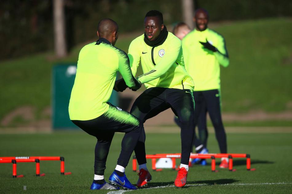 队内训练赛的激烈拼抢瞬间，斯特林带球突破，面对防守球员的贴身逼抢，他依然保持着对球的完美控制，展示着顶级的盘带天赋。