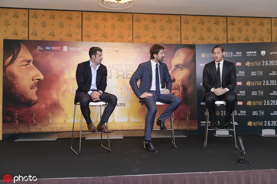 菲戈正在战术板上写写画画，托蒂在一旁专注地看着，两位昔日的场上指挥官，正在为这场六人制比赛精心谋划战术。