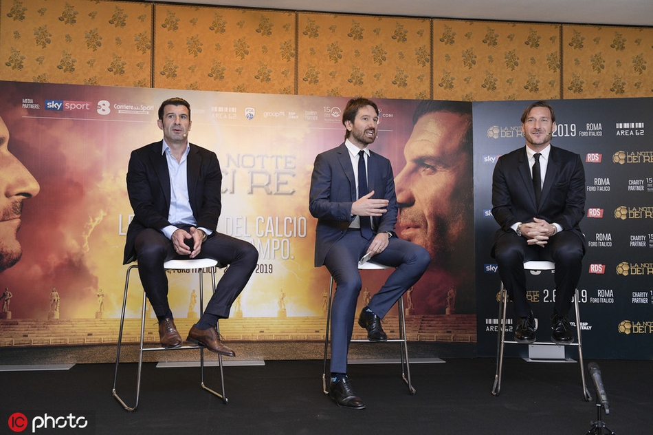 活动现场，巨大的背景板前，托蒂与菲戈手持带有活动标志的足球，面带微笑，正式向全世界球迷发出6月2日罗马之战的邀请。