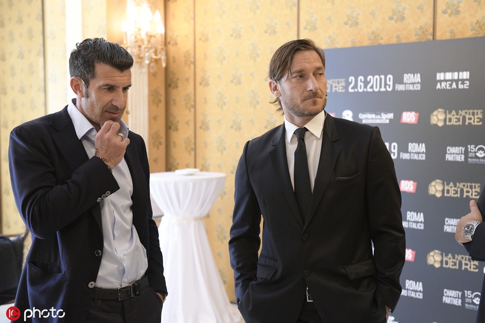 镜头定格了两位传奇相视一笑的瞬间，罗马的阳光洒在他们身上，仿佛时光倒流，又回到了那个他们并肩统治绿茵的年代。