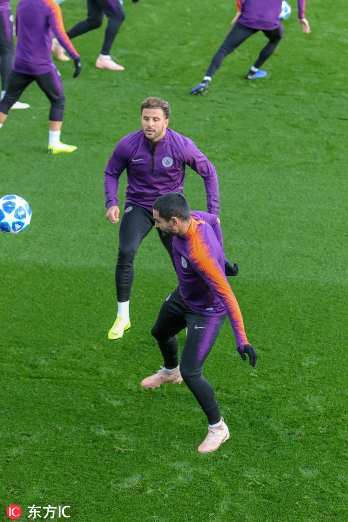 在曼彻斯特和煦的阳光下，京多安咧嘴大笑，仿佛将训练的疲惫一扫而空，身旁的队友们也被这欢乐的气氛感染，伊蒂哈德训练基地里满是备战前的轻松写意。