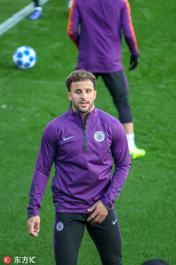 沃克在训练结束后独自加练冲刺跑，夕阳的余晖洒在他汗涔涔的后背上，尽管有些疲惫，但他的眼神依旧坚定，因为他深知在伯纳乌的边路，每一秒的冲刺都将决定比赛的走势。