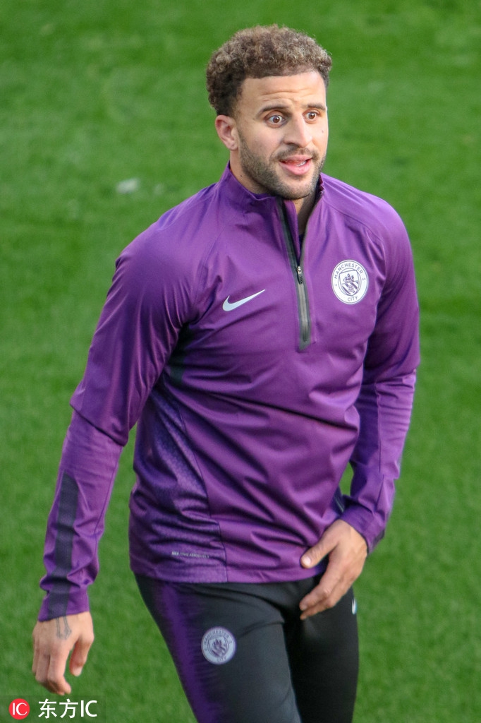 阿克和迪亚斯在体能教练的指导下进行拉伸，两人一边压腿一边交头接耳，表情严肃认真，似乎在探讨着如何冻结皇马的快速反击，这种一丝不苟的态度正是曼城防守体系的基石。