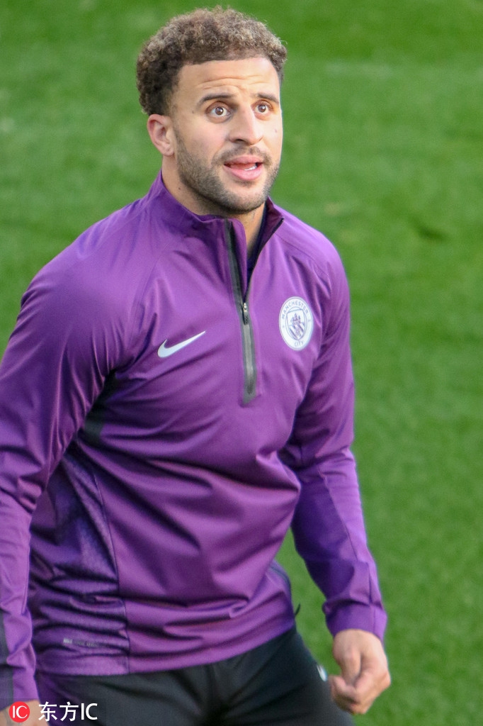 镜头拉近，哈兰德赤裸着上身，露出精悍的肌肉线条，一边慢跑一边和身后的福登开着玩笑，这种毫无包袱的真性情展示，让人看到了这支王者之师在严阵以待前的松弛心态。