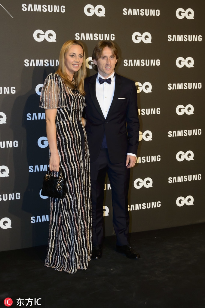 特写镜头下，莫德里奇面带微笑，眼角虽有岁月的痕迹，但眼神依然清澈而坚定。他轻轻整理着西装袖口，无名指上的婚戒在不经意间闪亮，象征着家庭与事业的双重圆满。