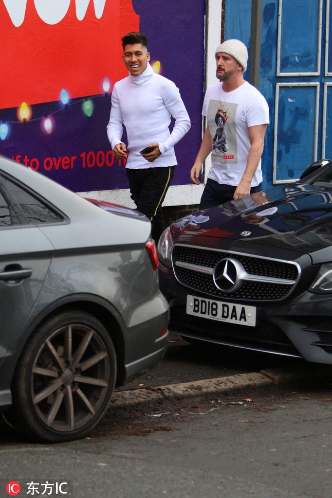 菲尔米诺身着一件质感绝佳的白色毛衣，修身剪裁完美勾勒出他挺拔的背部和宽阔的肩膀，仿佛行走的衣架，将好身材展露无遗。