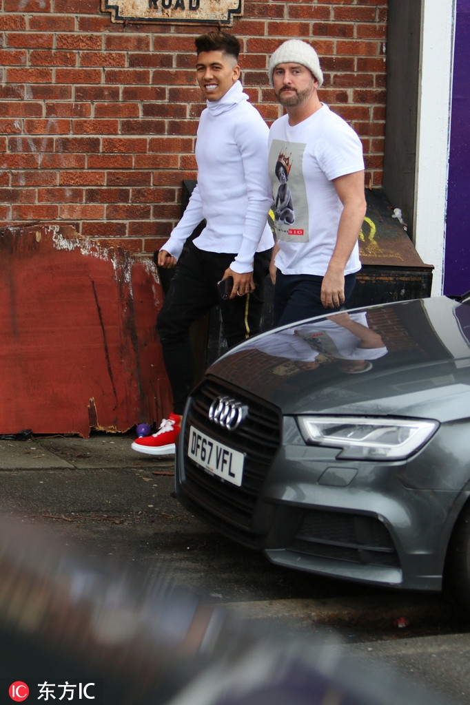 理完发后的菲尔米诺露出标志性的“Si Senor”笑容，洁白的牙齿与白毛衣交相辉映，整个人的心情如同窗外偶尔放晴的利物浦天空。