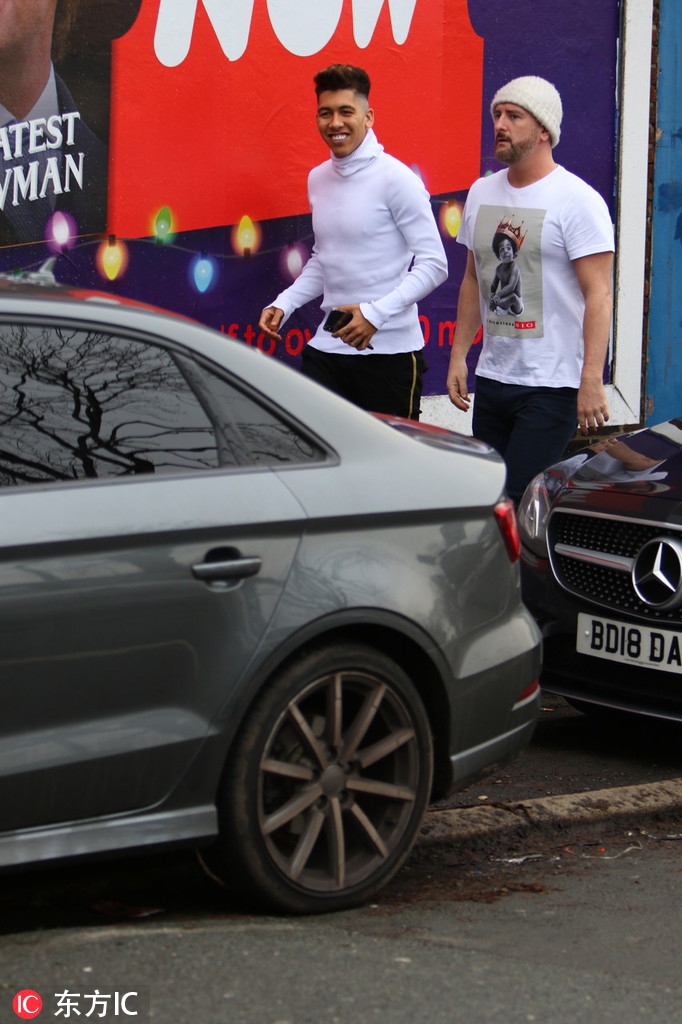 推门进入理发店的瞬间，菲尔米诺侧身回眸，白色毛衣的袖口微微卷起，露出结实的小臂，举手投足间散发着桑巴球星独有的慵懒与自信。