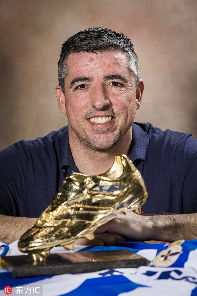 马凯在比赛中从容控球，他简洁实用的球风与拉科鲁尼亚经典的蓝白条纹战袍融为一体，定格了那个年代的足球美学。