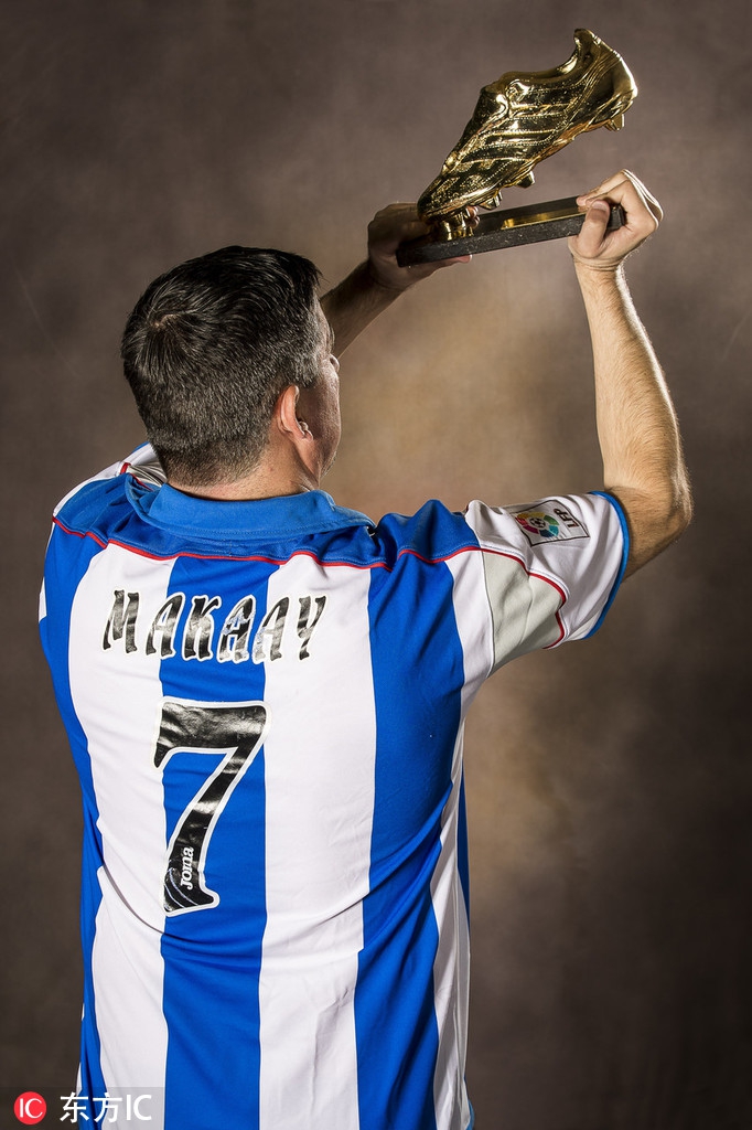 时光荏苒，当马凯再次穿上这件曾带给他无限荣耀的拉科球衣，手中怀抱皮球，仿佛在与过去的辉煌岁月温情对话。