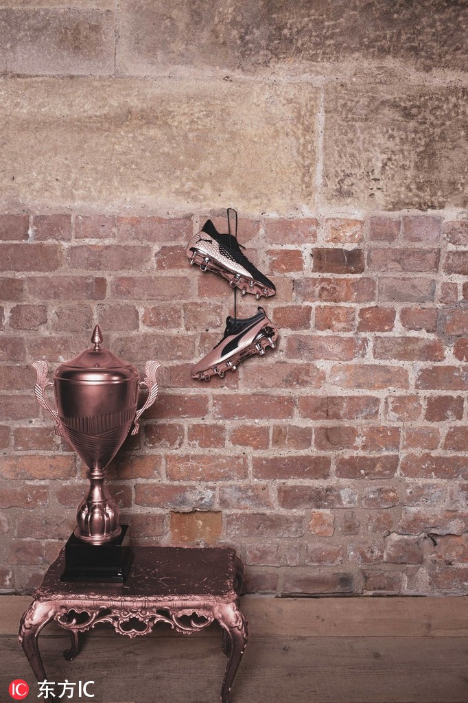 阿圭罗出席活动时拍摄的单人写真，他眼神深邃，嘴角带着一丝浅笑，硬朗中透着几分俏皮。