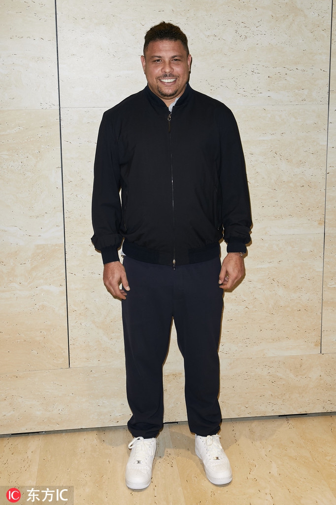 罗纳尔多出席活动时面对镜头露出憨厚笑容，双下巴十分明显，显得亲和力十足。