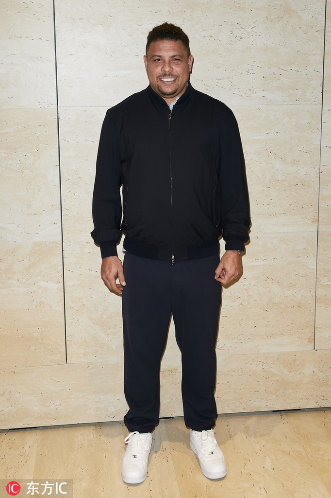 大罗在活动现场与人交流，略微发福的身材反而让他显得更具亲和力。