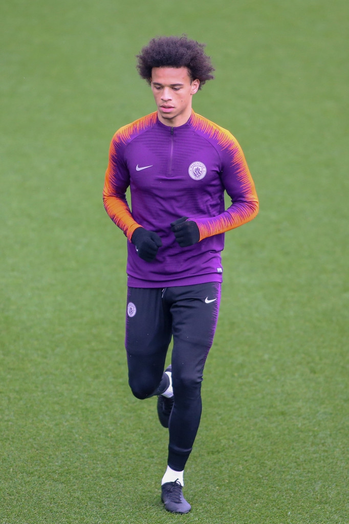 瓜迪奥拉双手叉腰站在场边，目光如炬地注视着场内训练，他的微表情透露出对战术细节的极致专注