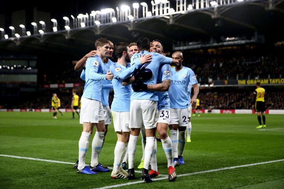 瓜迪奥拉在场边激情指挥，他的每一个手势都仿佛在向球场传递着胜利的密码。