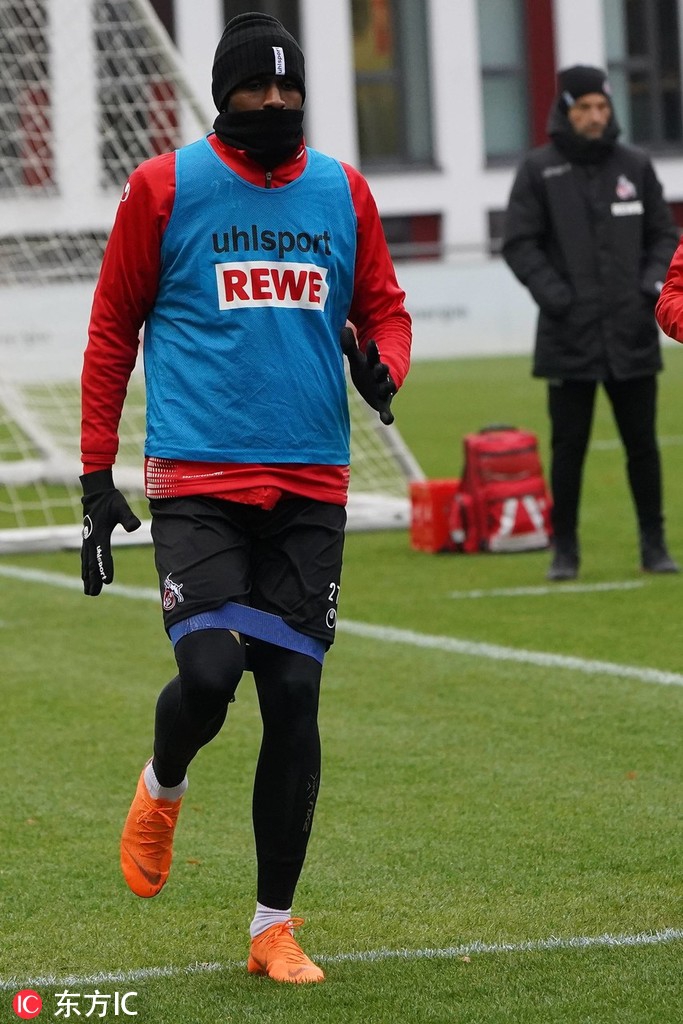 近距离特写下，莫德斯特的面庞写满了岁月的痕迹与职业的沧桑，这次回归对他来说不仅仅是一次转会，更是一次对职业生涯的救赎。