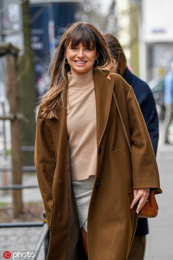 最后一张图片中，安娜的身影融入在华沙的夜幕初降时。她回眸一笑，身后的城市灯火阑珊。她的笑容温暖而有力，仿佛在告诉世界，无论走到哪里，这里都是她故事的起点，是她和莱万梦想开始的地方。