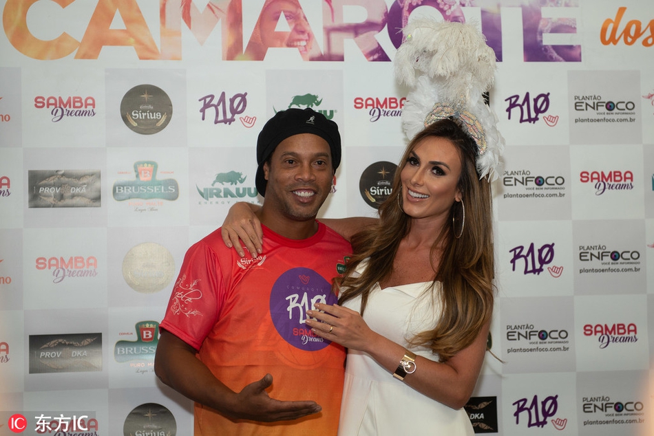 足球精灵小罗身披紫金湖人战袍，在里约的聚光灯下咧嘴一笑，标志性的龅牙和灿烂笑容比身后的狂欢节灯光还要耀眼