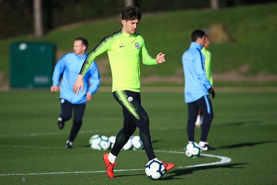 雨中激战正酣，曼城将士在训练场上丝毫不畏惧恶劣天气，球员们高速冲刺中扬起的水花，见证着他们对胜利的渴望。