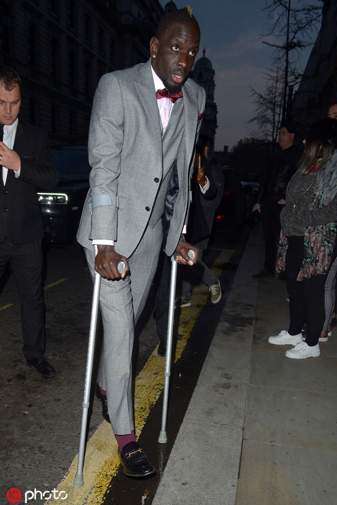 晚宴的喧嚣仿佛与他无关，萨科齐独自坐着紧锁眉头。灯光打在他沧桑的脸上，皱纹似乎在诉说着这些年来的司法拉锯战带给他的无尽折磨。