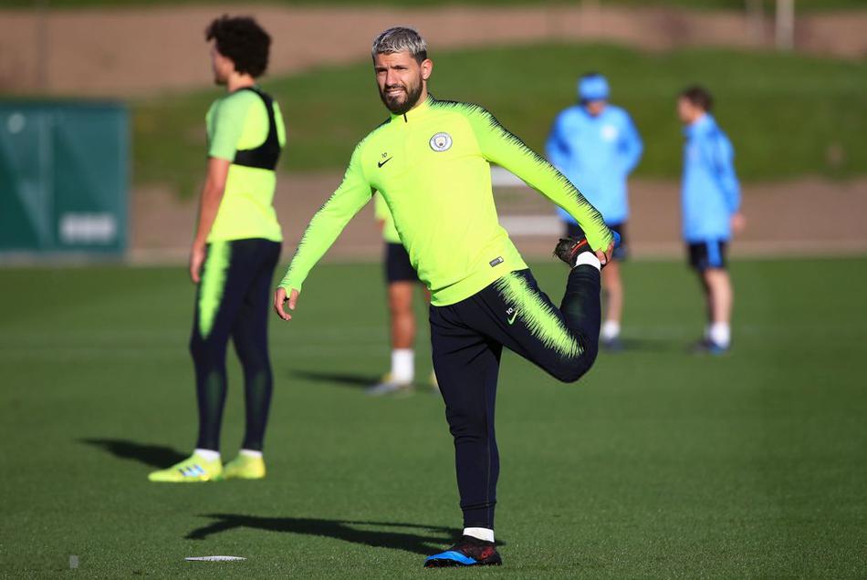 拉伸备战中的一丝不苟，球员们在大腿上绑着冰袋，一边放松肌肉一边交流心得，新援罗德里正在向老将大卫-席尔瓦请教球队的战术跑位。