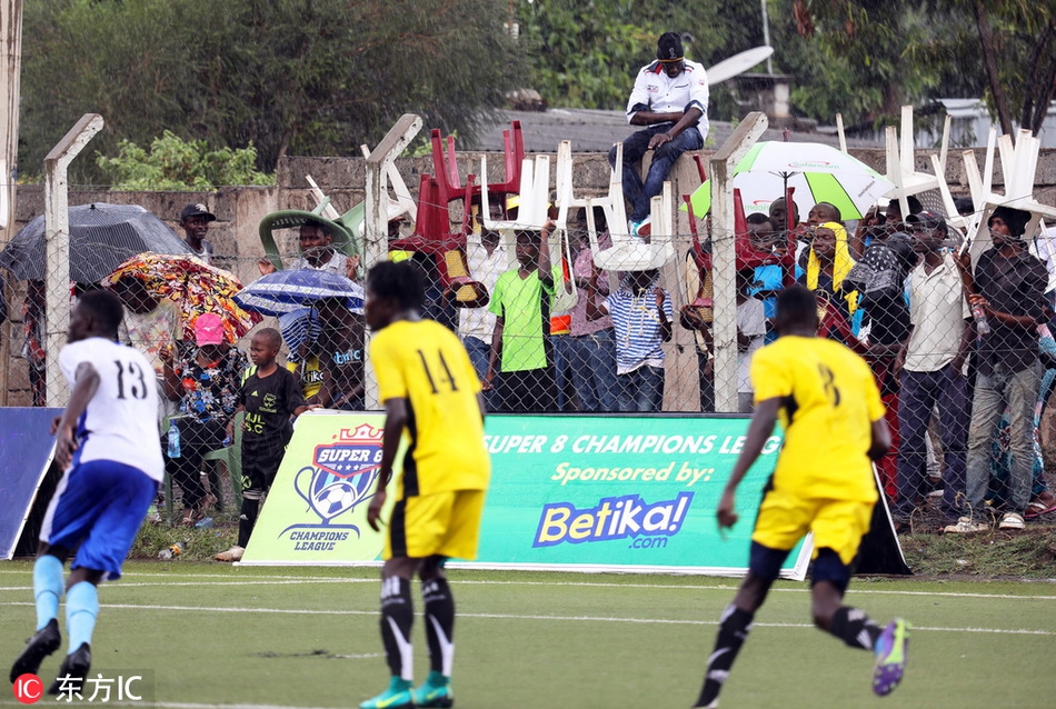 赛后小罗绕场致谢，全场球迷起立鼓掌致敬足球精灵