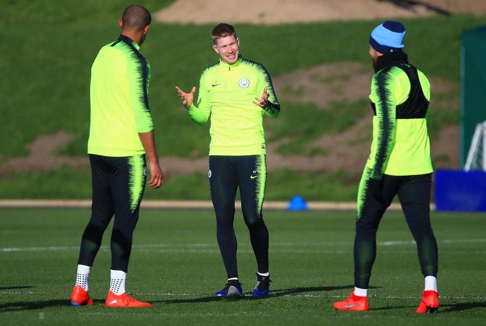 在清晨的阳光下，蓝月亮的将士们正围绕着标志盘进行灵敏性训练，每一个急停变向都充满了爆炸性的力量，汗水已浸透了他们的训练服。