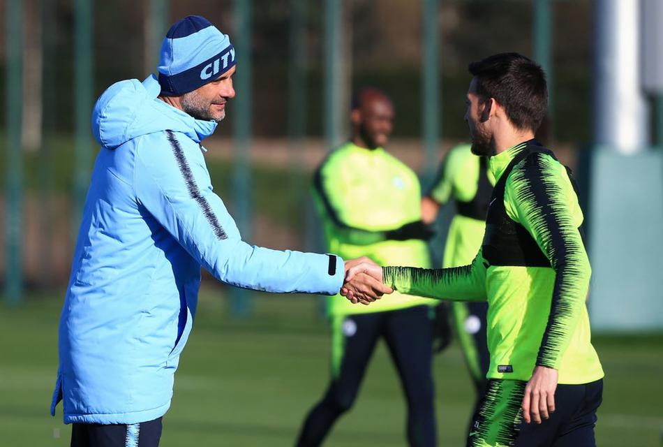 训练场边的温情时刻，德布劳内正弯腰为场边热情的小球迷签名，尽管训练很累，但他依然满足了球迷的合影请求，这份亲民让蓝月亮的拥趸倍感温暖。