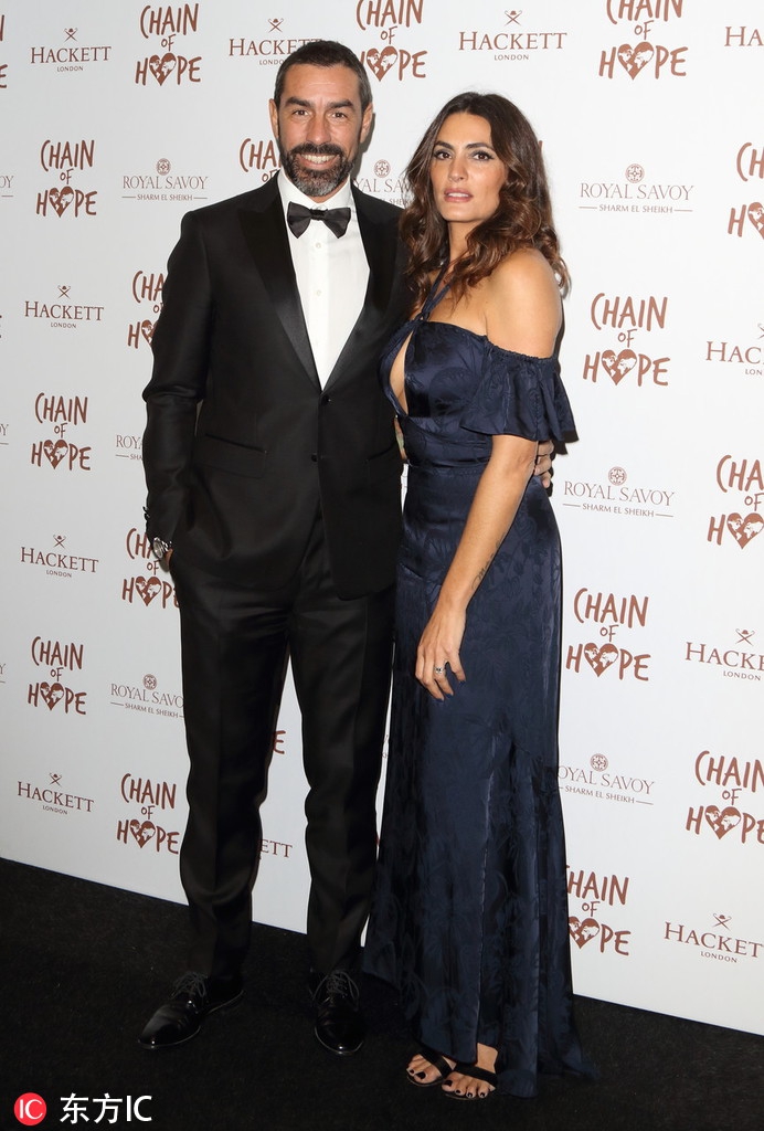 杰西卡侧身而立，高开叉裙摆下修长美腿若隐若现，皮雷斯则贴身守护，绅士风度十足，气场十足。