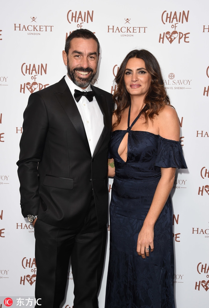 镜头捕捉到皮雷斯温柔注视妻子的瞬间，尽管已年过四十，法国人眼中依然闪烁着如少年般的倾慕与宠溺。