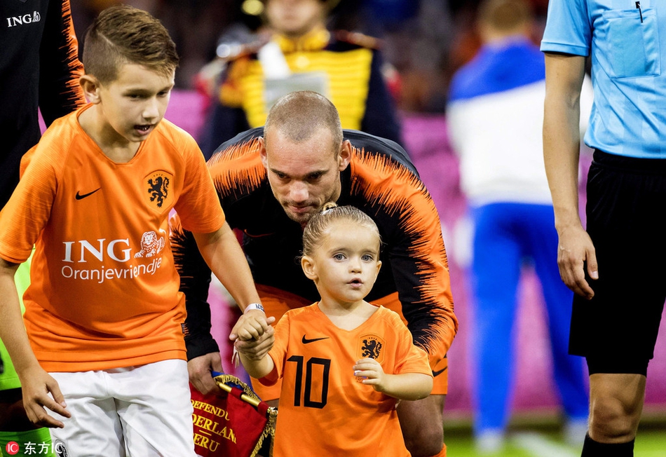 荷兰阿姆斯特丹，足球友谊赛，荷兰2-1秘鲁。斯内德告别赛，小儿子古灵精怪好可爱。