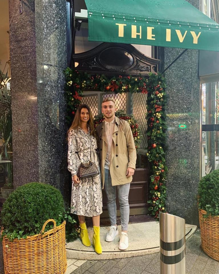 鲍文进球后激情滑跪庆祝，双手握拳指向天空，草屑在他身后飞溅，队友们正从四面八方奔来，脸上洋溢着狂喜